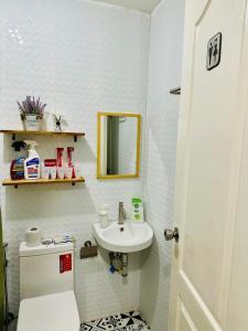 Łazienka z białą toaletą i umywalką w obiekcie La Maison - Homestay near Clark Airport w mieście Angeles