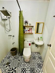 La salle de bains est pourvue de toilettes et d'un lavabo. dans l'établissement La Maison - Homestay near Clark Airport, à Ángeles