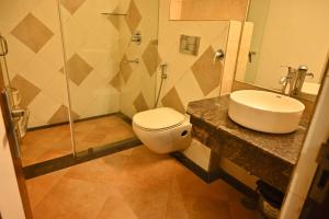 y baño con aseo, lavabo y ducha. en Hotel Royal Cottage en Kānpur