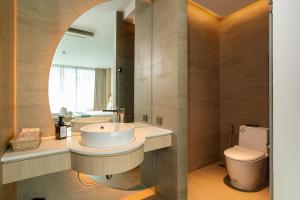 Timberton Resort Khaoyai في Ban Tha Maprang: حمام مع حوض ومرحاض