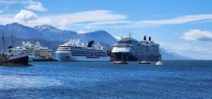 drie cruiseschepen in het water met bergen op de achtergrond bij LA CASA DE FRIDA in Ushuaia