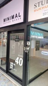 un negozio con porte a vetri con cartelli di Studio F Sukhumvit a Bangkok