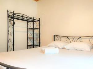 Кровать или кровати в номере Le clos Fleuri