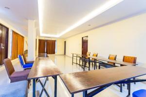 ein Konferenzraum mit Tischen und Stühlen in der Unterkunft Hotel Galaxy Waena in Sentani