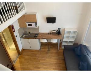 een kleine keuken met een tafel en een bank in een kamer bij FG1- Ground Flr Flat Good for 4- Near Hyde Park in Londen