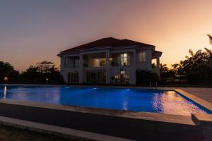 Villa con piscina frente a una casa en White Beach House - Kigamboni, en Kimbiji
