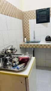 una cucina con diverse pentole e padelle su un bancone di Tiguent palace a Tiguent