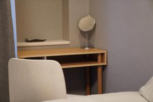a mirror sitting on top of a table with a chair at Penthouse 1-bedroom flat in Hiroo Shibuya in Tokyo