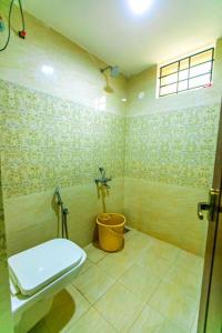 een badkamer met een toilet en een wastafel bij 1BHK villa with swimming pool @ Dreamland in Kottakupam