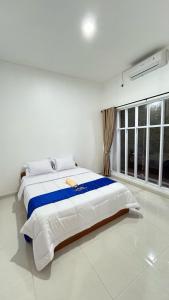 1 dormitorio con 1 cama grande en una habitación en Teduh Villa Diajenk en Beran-kidul