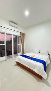 1 dormitorio con cama y ventana grande en Teduh Villa Diajenk en Beran-kidul