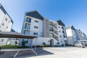 una imagen de un edificio de apartamentos con aparcamiento en First Class Apartment At Bella, en Summerstrand