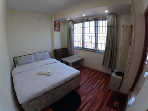 Voodi või voodid majutusasutuse Hotel Global Village toas