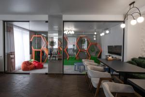 une salle à manger avec une table et une aire de jeux dans l'établissement Elena Spa Resort, à Bukovel