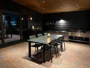 une cuisine avec une table et des chaises dans l'établissement Villa CORTILE, à Awaji