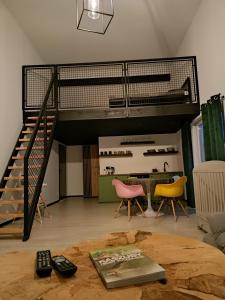 een woonkamer met een trap en een tafel met stoelen bij Agroturystyka "Apartament na wsi" Bory Tucholskie 
