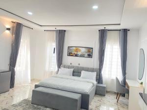 Postel nebo postele na pokoji v ubytování Luxe Haven Lekki