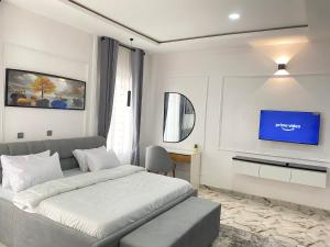 TV a/nebo společenská místnost v ubytování Luxe Haven Lekki + 6 fotografií
