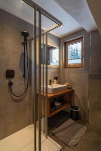 ein Bad mit einem Waschbecken und einer Dusche in der Unterkunft Finks Appartement in Going