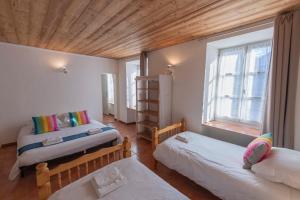 een kleine kamer met 2 bedden en een raam bij Auberge de L'Echauguette in Mont-Dauphin