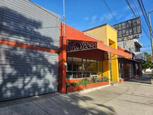 un magasin devant un bâtiment dans une rue dans l'établissement Hotel Art Gallery Casona de los Milagros, à Colima