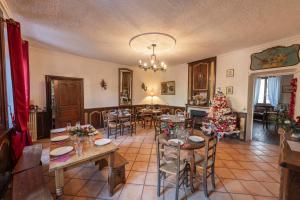 - un salon avec un arbre de Noël, des tables et des chaises dans l'établissement Auberge de L'Echauguette, à Mont-Dauphin