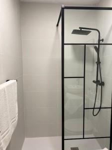 baño con ducha y puerta de cristal en Apartamento Baeza 4B, en Baeza