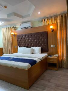Un pat sau paturi într-o cameră la Infinite luxury hotels and suites
