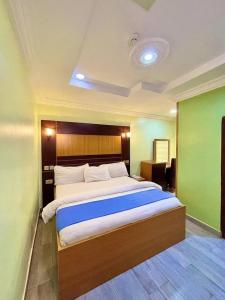 Säng eller sängar i ett rum på Infinite luxury hotels and suites