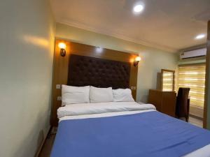 Un pat sau paturi într-o cameră la Infinite luxury hotels and suites