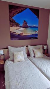 a bedroom with two beds with a large picture on the wall at Lakeview 'Rotorua' 4-6 pers by Kawatea Cottages in Ewijk