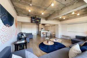 ein Wohnzimmer mit einem Sofa und einem Tisch in der Unterkunft bHOTEL Dai3Himawari - Amazing Dome View 30 sec PeacePark, Up to 10 ppl in Hiroshima