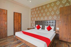 Una cama o camas en una habitación de OYO Flagship 81202 Mh Palace