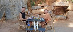 um homem e uma mulher sentados à mesa em Jungle Beach Inn em Unawatuna