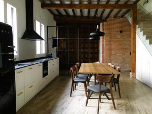 cocina con mesa y sillas en una habitación en Paz y Lavanda, en Valdelaguna