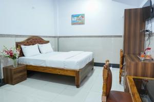 1 dormitorio con 1 cama y TV. en Lemon Hotels, en Jamshedpur