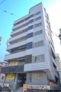 um edifício alto com uma placa na lateral em Lemon Hotels em Jamshedpur