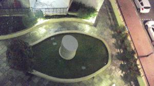 - une vue aérienne sur une piscine dans un bâtiment dans l'établissement Ruby Star Hostel 21 Dubai, à Dubaï