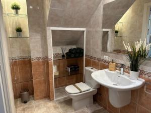 een badkamer met een toilet en een wastafel bij Casa Cullerer in Amposta