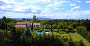 una vista aérea de una casa con jardín en Mas Les Fleurs d’Hilaire, en Monteux