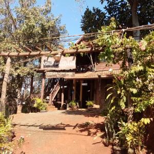 ein altes Gebäude mit einem Schild drauf in der Unterkunft Nature House Eco-Lodge& Trekking in Banlung