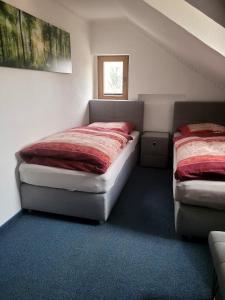 a bedroom with two twin beds and a window at gemütliche Ferienwohnung in Burgstaedt +6 photos