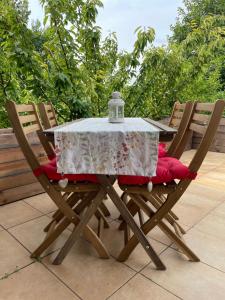 ein Tisch und zwei Stühle mit einem Tisch und einer Laterne drauf in der Unterkunft Natasha's Blue Sky with Cosy Terrace in Ljubljana
