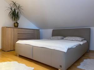 ein Schlafzimmer mit einem Bett mit einer Pflanze darauf in der Unterkunft Natasha's Blue Sky with Cosy Terrace in Ljubljana