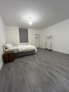 Un pat sau paturi într-o cameră la VicVic Guest house