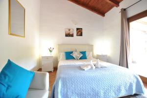 オルビアにあるCOUNTRY HOUSE HOLIDAY - Olbiaのベッドルーム(白いベッド、青い枕付)