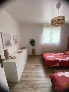1 dormitorio con cama y escritorio. en Maison au cœur de la campagne, en Saint-Romans