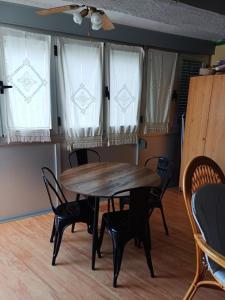 een tafel en stoelen in een kamer met ramen bij REX CUATRO in Benidorm +2 foto's