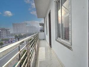 uma varanda de um edifício com vista para uma cidade em The Noble Suites, Near Spectrum Mall em Noida