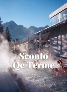 un groupe de personnes dans l'eau d'une source chaude dans l'établissement La Boheme Self check-in Suite, à San Pellegrino Terme